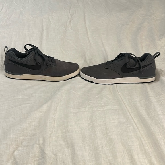 Gray suede Nike shoe - Picture 1 of 6